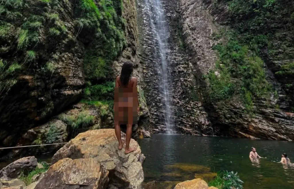 Nudismo em cachoeira na Chapada dos Veadeiros causa polêmica
