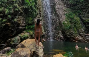 Nudismo em cachoeira na Chapada dos Veadeiros causa polêmica