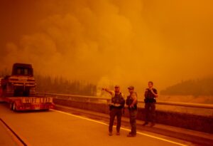 Três bombeiros morrem em incêndios florestais no oeste dos EUA