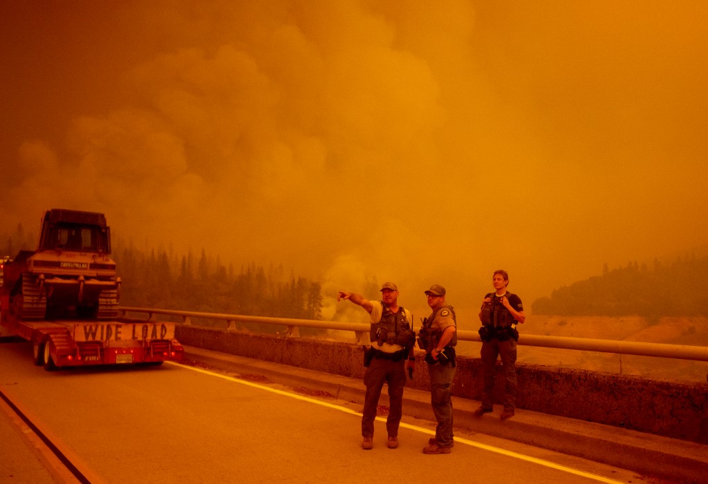 Três bombeiros morrem em incêndios florestais no oeste dos EUA