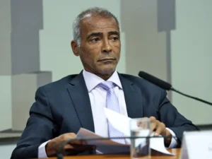 Romário pode se divertir nos EUA durante a Copa sem perder salário de senador? Entenda
