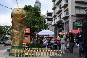 Milhares de manifestantes fecham avenida que dá acesso a estádio da Copa no México
