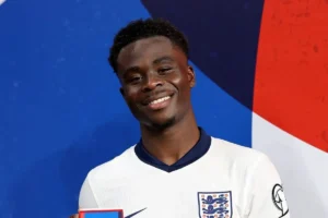 Saka treina com dores e preocupa técnico da Inglaterra
