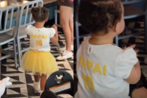 Na Disney, Mavie usa roupa que homenageia o pai Neymar