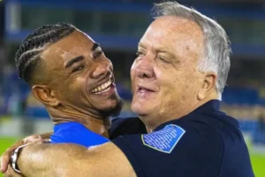 Jogador de Curaçao revela tem nome em homenagem a ídolo do Vasco