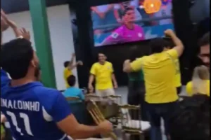Brasileiros comemoram eliminação da Alemanha; vídeos