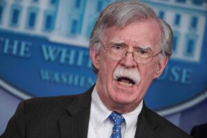 John Bolton, ex-conselheiro e crítico de Trump, admite ter retido documentos secretos
