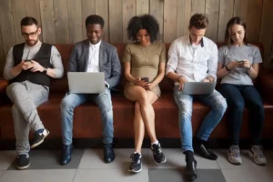 Millennials estudam mais, mas não superam padrão de vida