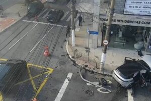 Batida entre carros na zona sul de São Paulo arranca roda e derruba poste