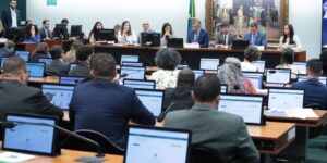 CCJ da Câmara suspende análise de PEC que reduz maioridade penal