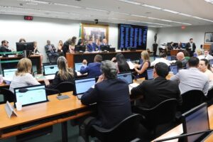 Redução da maioridade penal para 16 anos é aprovada em comissão e avança na Câmara