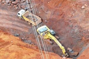 Garimpeiros avançam com escavadeiras sob linhão de Belo Monte, com risco de colapso