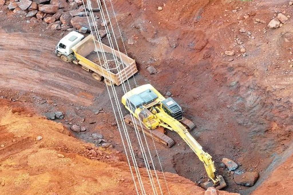 Garimpeiros avançam com escavadeiras sob linhão de Belo Monte, com risco de colapso