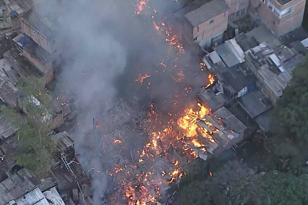Incêndio destrói casas e afeta 50 famílias em comunidade na zona sul de São Paulo