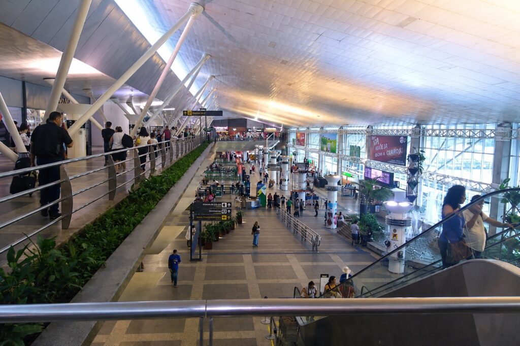 Mulher de Serra Leoa dorme há 6 meses em aeroporto de Belém; Justiça determina que governo preste assistência