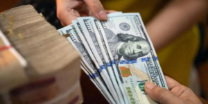 Dólar recua e Bolsa tem forte alta com dados de inflação e BC em foco