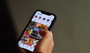 Redes sociais intensificam polarização política entre jovens