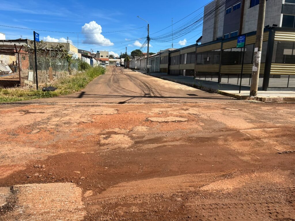 Moradores da QNL 7 protestam contra poeira e atraso em obras