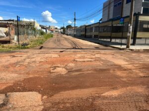 Moradores da QNL 7 protestam contra poeira e atraso em obras