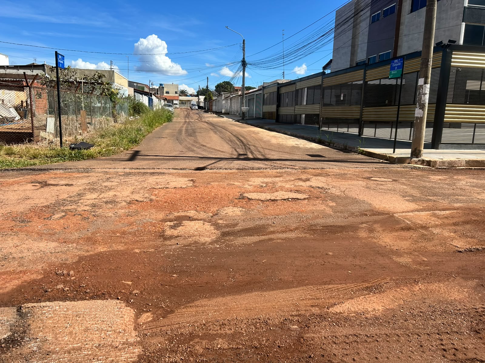 Moradores da QNL 7 protestam contra poeira e atraso em obras