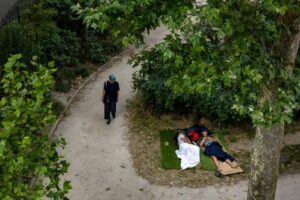 Parques de Paris viram ‘hotéis’ na noite mais quente registrada na França