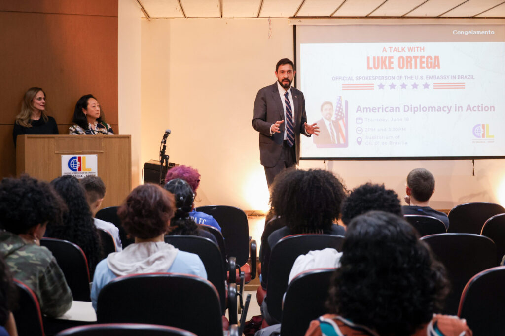 Embaixada dos EUA visita CIL 01 e conversa com alunos em inglês