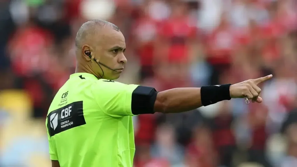 Wilton Pereira Sampaio durante jogo no Brasil