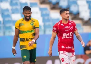 Com gol no fim, Vila perde para o Cuiabá na Série B