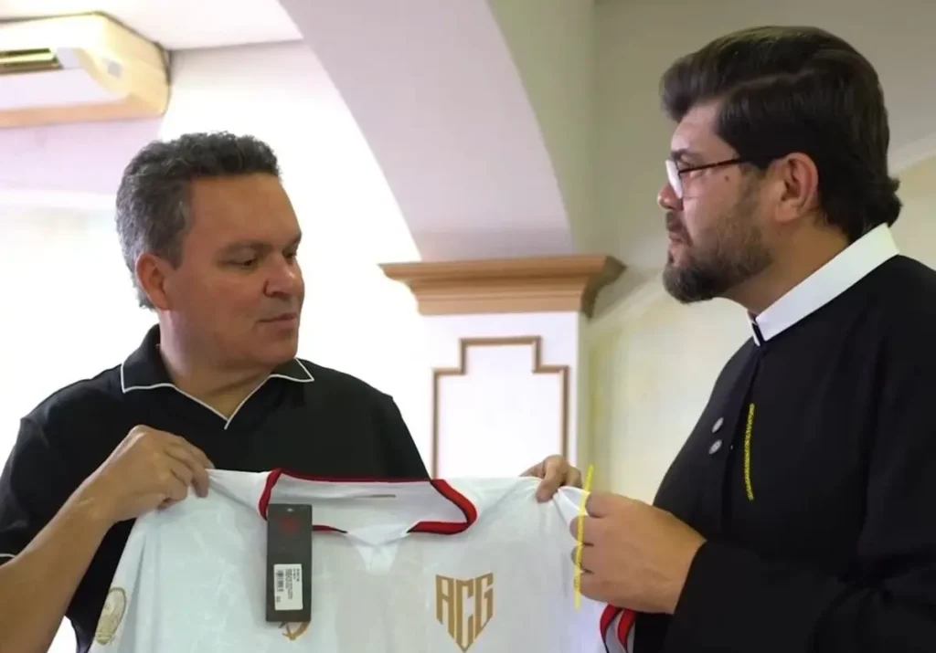 Padre ganha camisa do Atlético que homenageia romaria