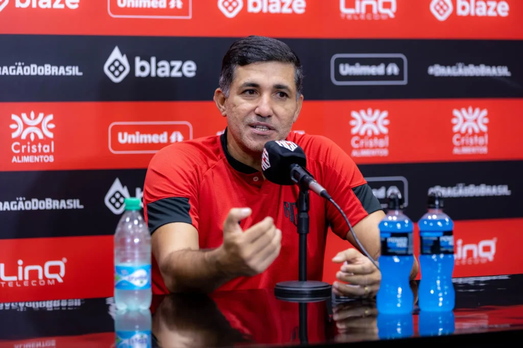 Atlético anuncia a saída de Eduardo Souza do comando técnico