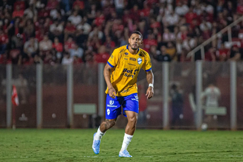 Jogadores do Vila Nova sofrem traumatismo craniano após choque de cabeça