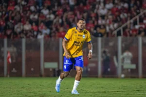 Jogadores do Vila Nova sofrem traumatismo craniano após choque de cabeça