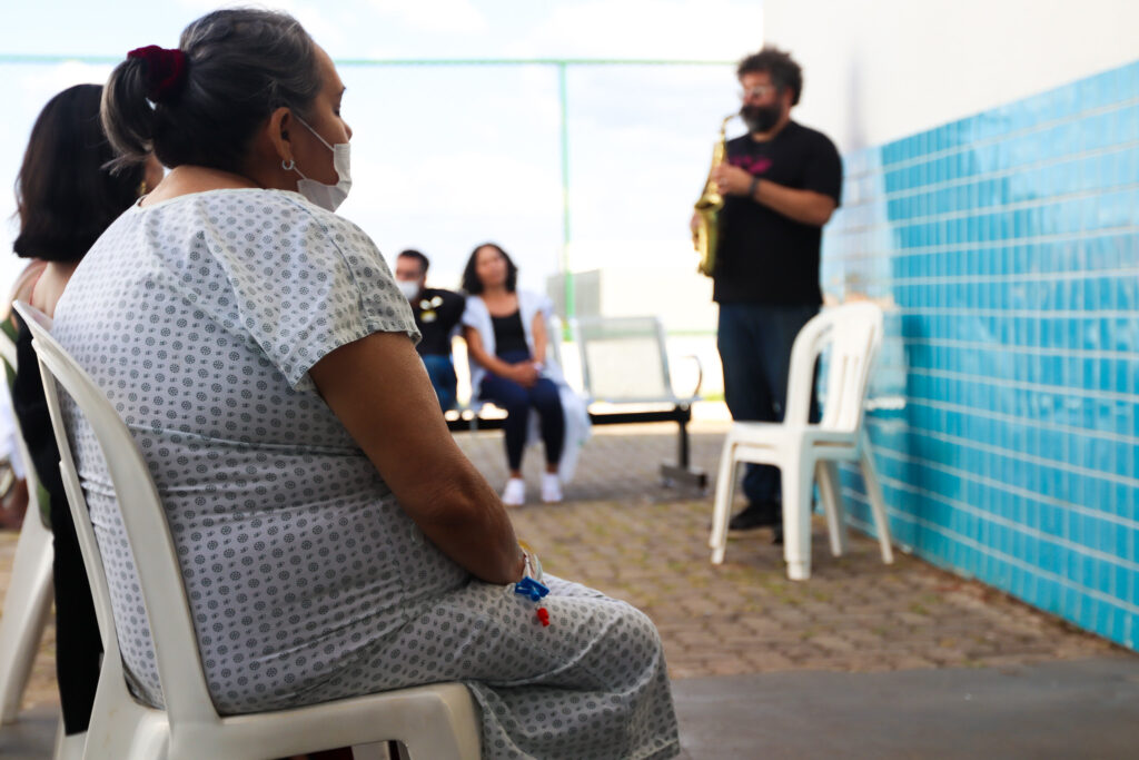 Apresentação musical melhora rotina de pacientes na UPA do Paranoá