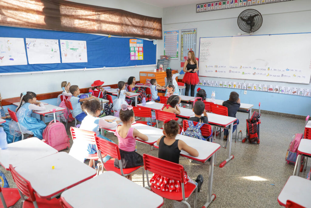 DF amplia alfabetização e supera meta em 2025