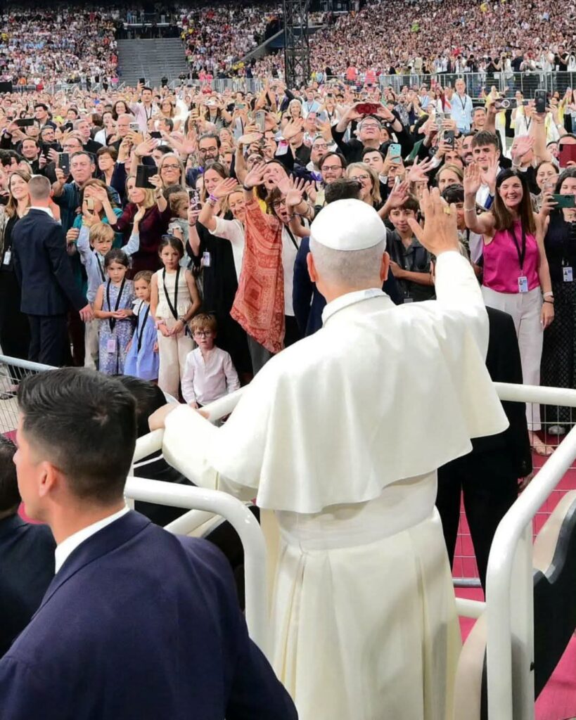 Papa teve breve encontro com Bad Bunny na segunda-feira em Madri