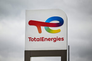 Tribunal francês ordena que TotalEnergies preste contas pelas emissões de seus clientes