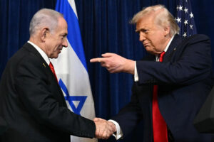 Netanyahu parabeniza Trump por aniversário e fala em paz pela força