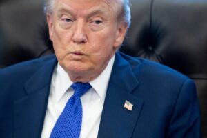 Democrata acusa Trump de bloquear ponte entre EUA e Canadá para ajudar doador