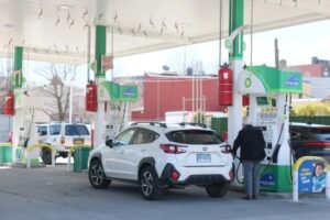 Preço da gasolina nos EUA fica abaixo de US$ 4 com queda do petróleo e acordo com Irã