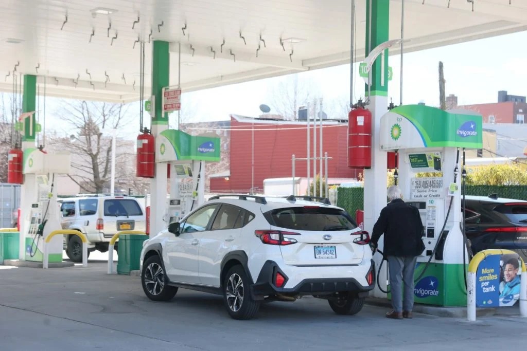 Preço da gasolina nos EUA fica abaixo de US$ 4 com queda do petróleo e acordo com Irã