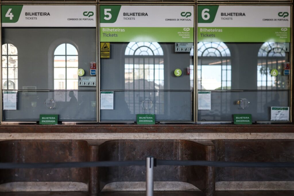 Greve geral paralisa trens, voos e escolas em Portugal