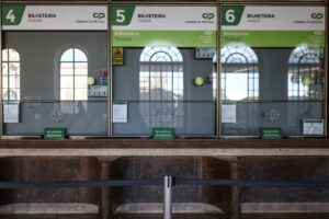Greve geral paralisa trens, voos e escolas em Portugal
