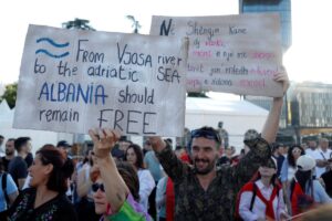 Milhares de pessoas protestam contra projeto do genro de Trump na Albânia