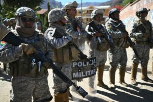 Policiais e militares desbloqueiam em La Paz rota crítica para passagem de alimentos