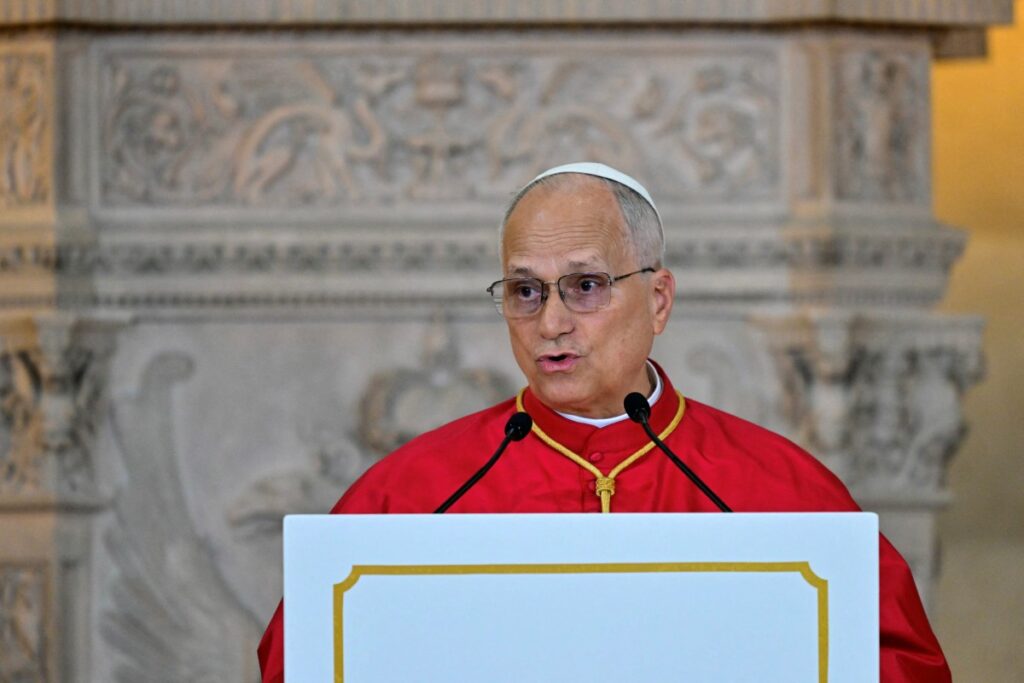 Casos de abuso sexual ainda são ferida aberta, diz papa Leão 14 ao chegar à Espanha
