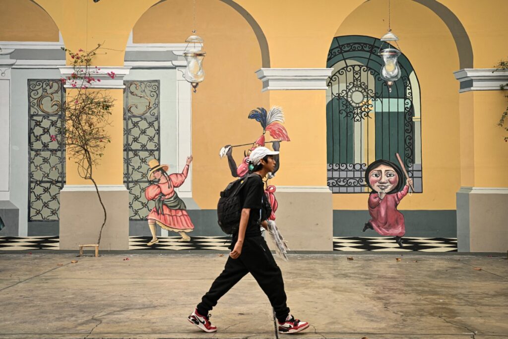 Peru vai às urnas escolher entre filha de Fujimori e herdeiro de Pedro Castillo