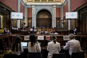 Monitor acusado de agredir alunas sexualmente é absolvido na França
