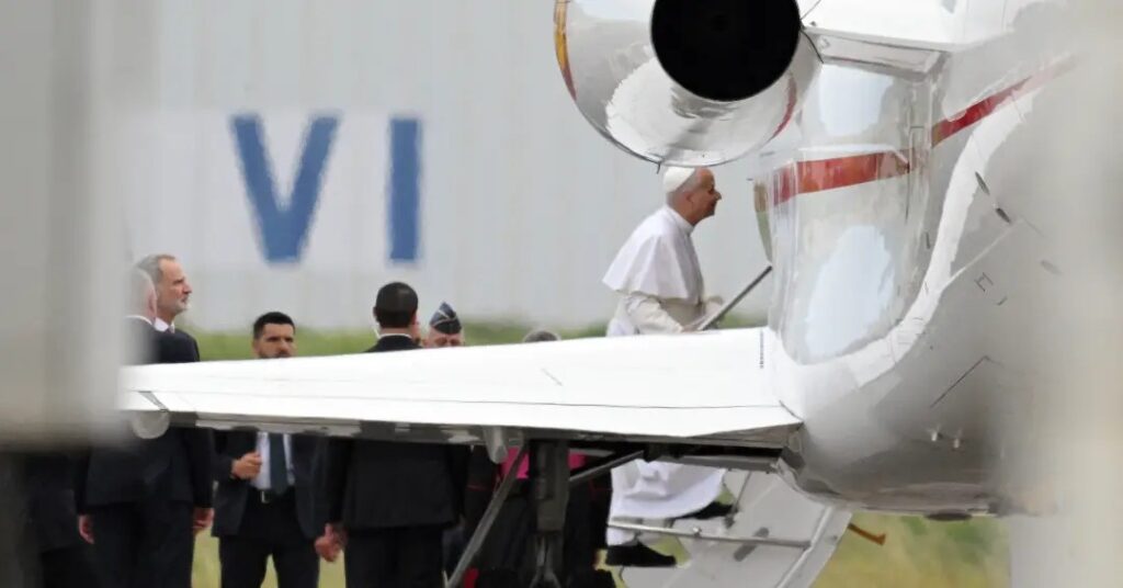 Caótico fim da visita do papa, que volta a Roma no avião do rei da Espanha