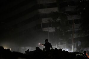 Esperança de encontrar sobreviventes diminui, dizem equipes na Venezuela