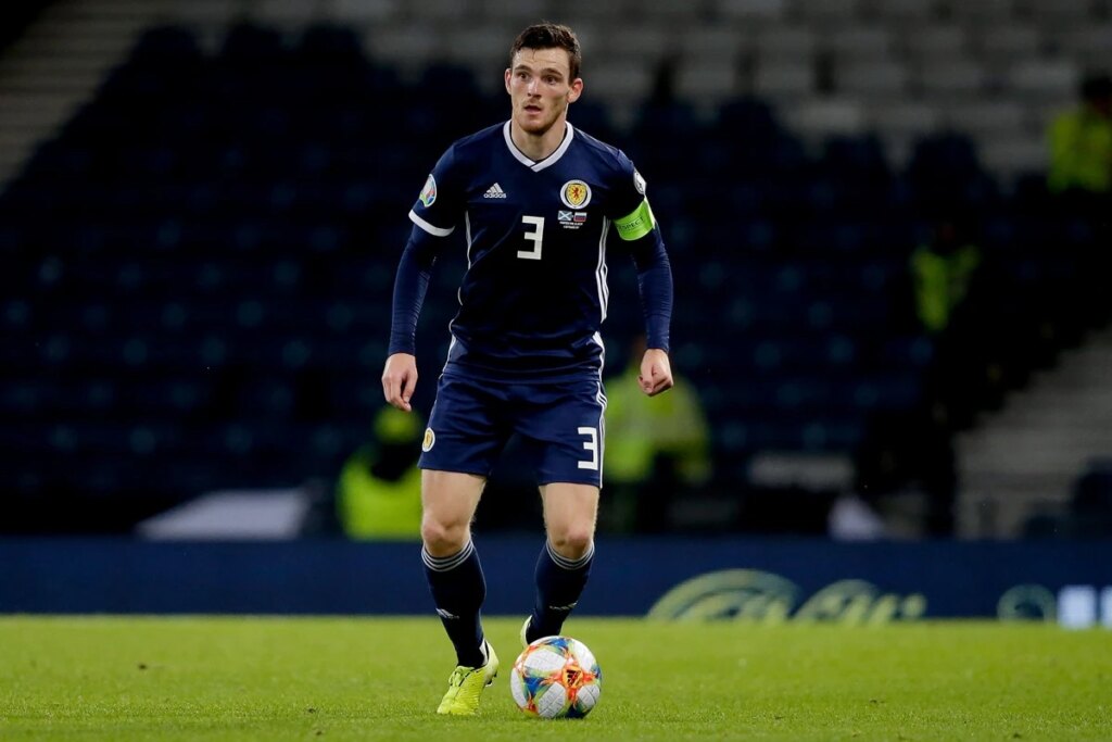 Tottenham anuncia Robertson, rival do Brasil na Copa, como novo reforço